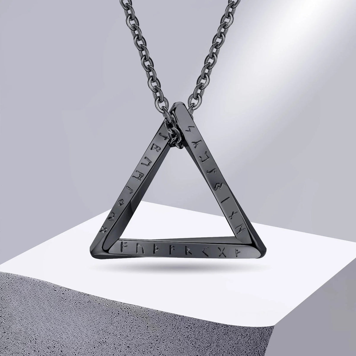 Colar Viking com pingente triangular em aço torcido