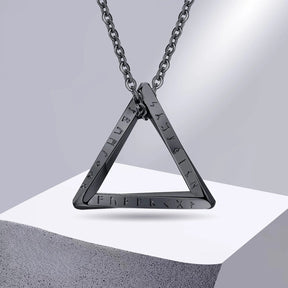 Colar Viking com pingente triangular em aço torcido