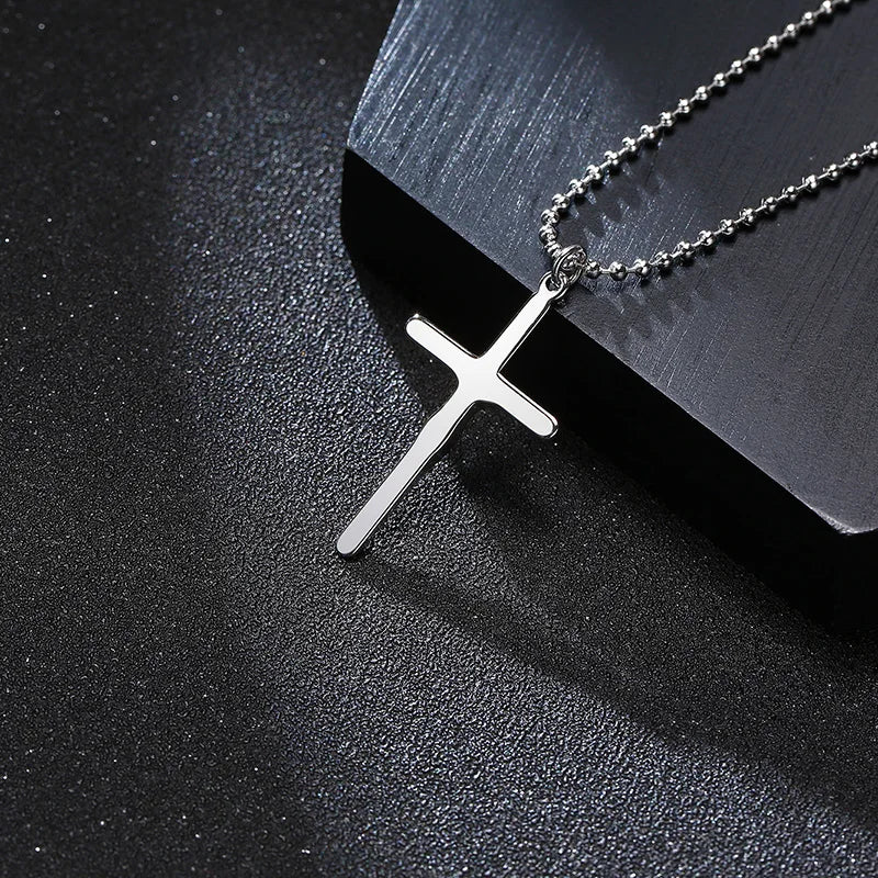 Colar com pingente de crucifixo em aço