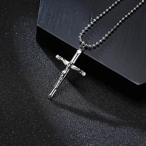 Colar com pingente de crucifixo em aço