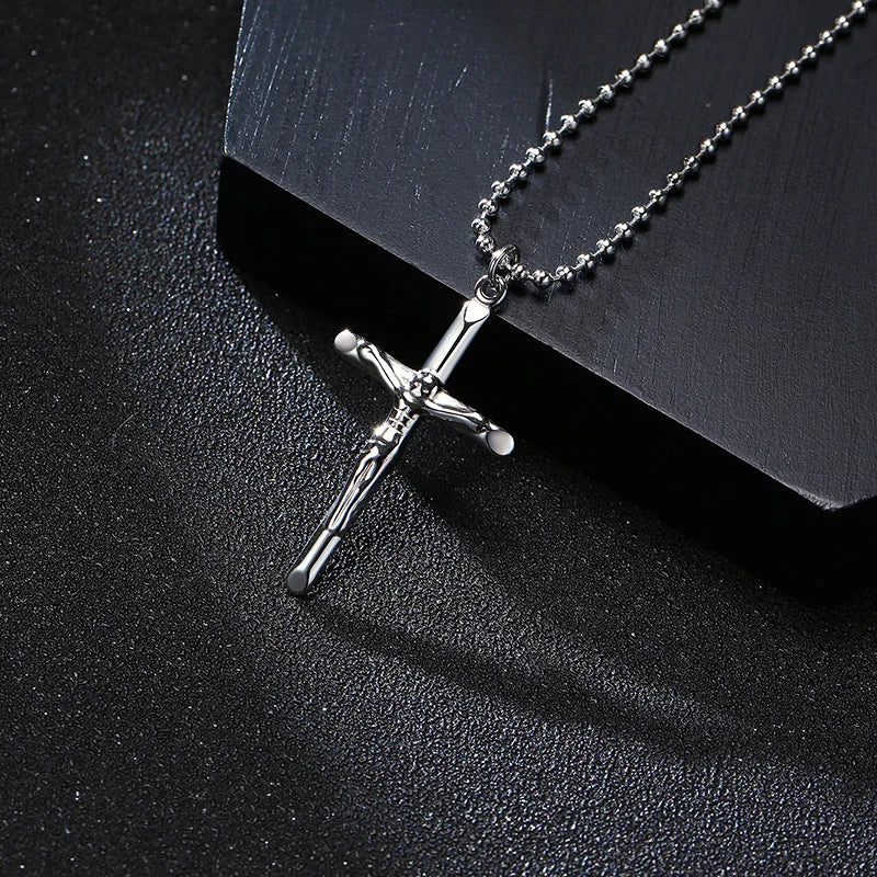 Colar com pingente de crucifixo em aço