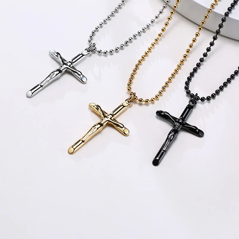 Colar com pingente de crucifixo em aço