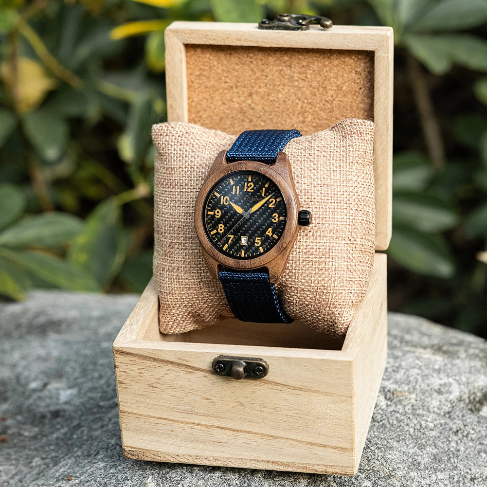 Relógio em Madeira Fundo com padronagem fibra de carbono