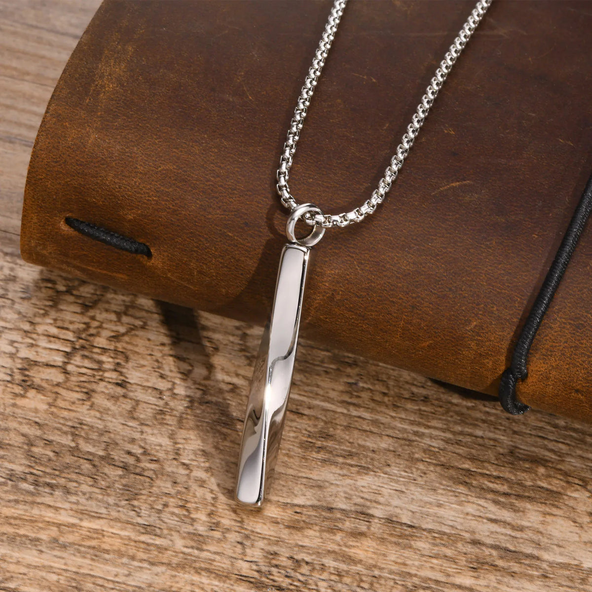 Colar com pingente minimalista em aço inox torcido