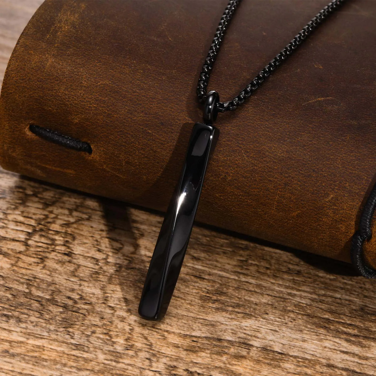 Colar com pingente minimalista em aço inox torcido