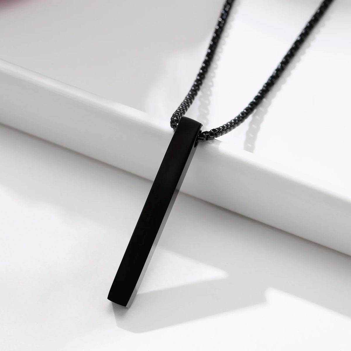 Pingente minimalista em aço com corrente de 60cm incluso