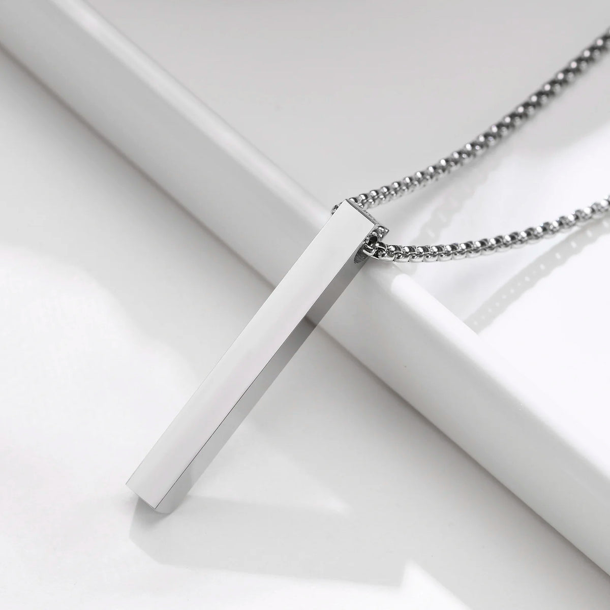 Pingente minimalista em aço com corrente de 60cm incluso