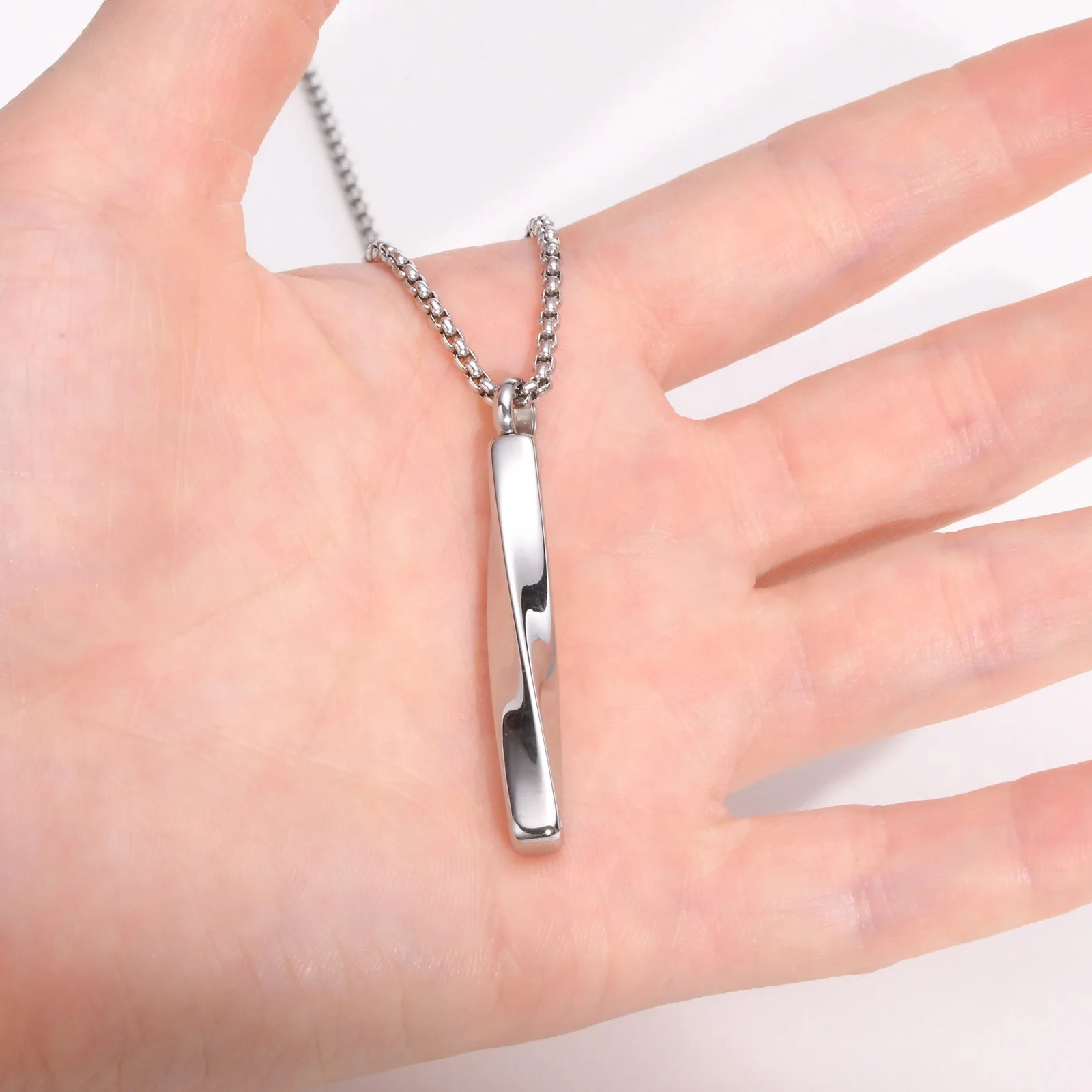 Colar com pingente minimalista em aço inox torcido