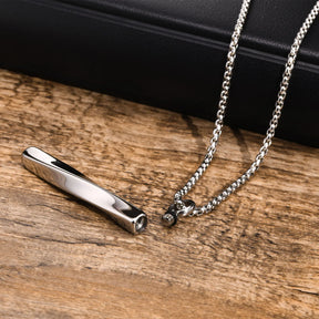 Colar com pingente minimalista em aço inox torcido