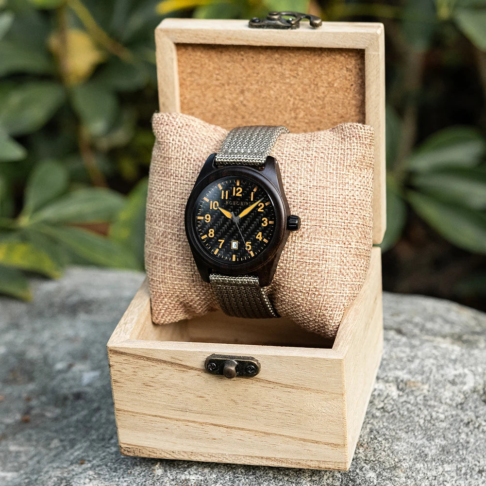 Relógio em Madeira Fundo com padronagem fibra de carbono