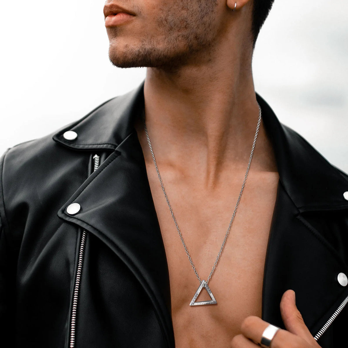 Colar Viking com pingente triangular em aço torcido