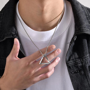 Colar Viking com pingente triangular em aço torcido