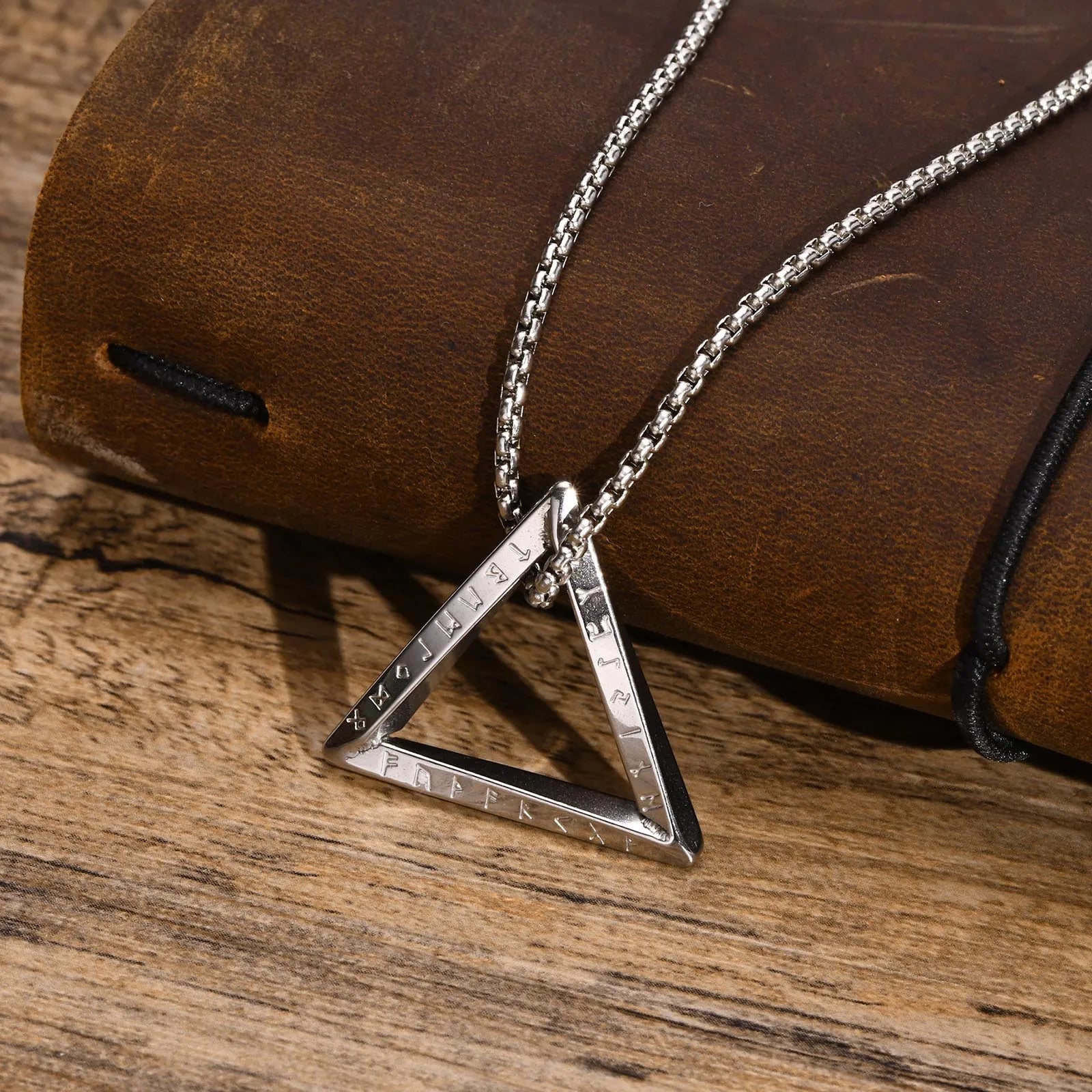 Colar Viking com pingente triangular em aço torcido